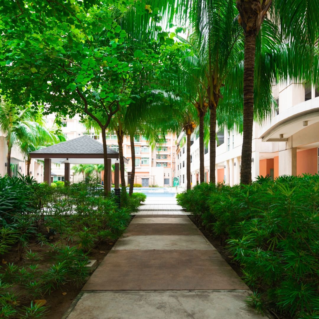 10_Walkway_Pool (Large)