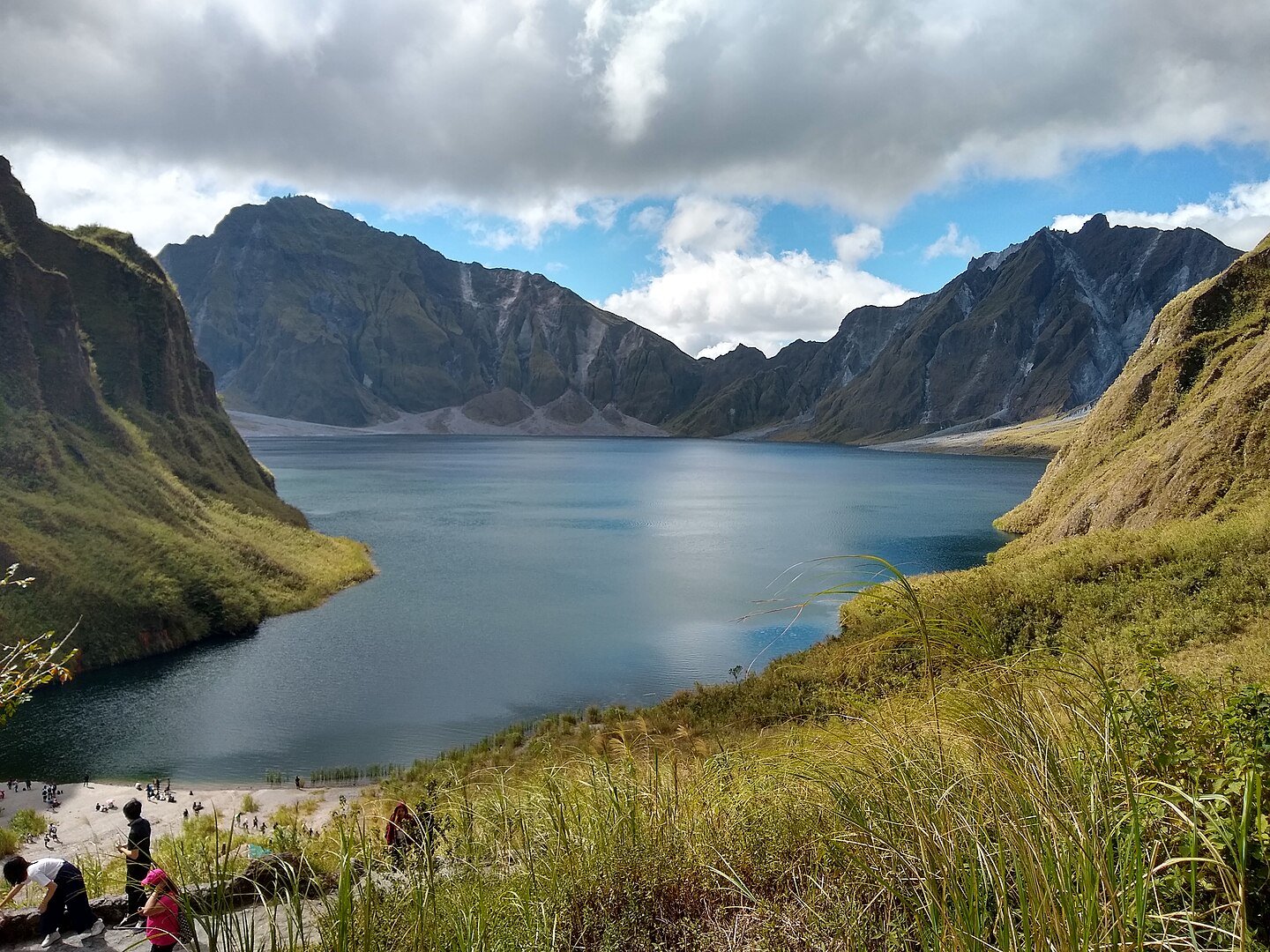 1440px-Crater_Lake_at_the_Mount_Pinatubo_Caldera_in_the_Philippines_4